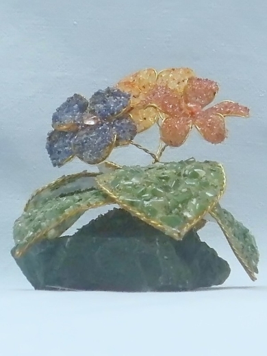 Drei Blumen (± 6 cm) mit gelbem Jaspis, Lapislazuli und Jaspis